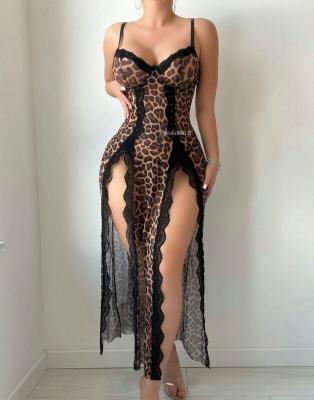 Нежная сорочка с глубокими разрезами