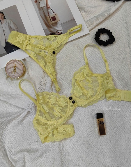 Бюстгальтер с трусиками стринг