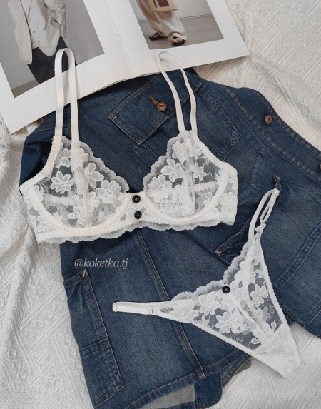 Бюстгальтер с трусиками стринг