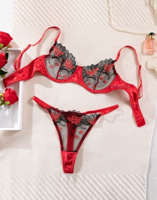Бюстгальтер с трусиками стринг