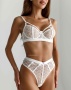 Бюстгальтер с трусиками стринг