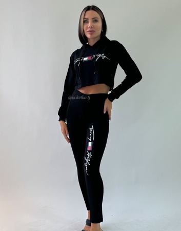 Спортивный топ и лонгслив с капюшоном