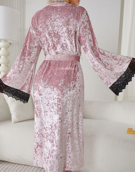 Велюровый халат с кружевом