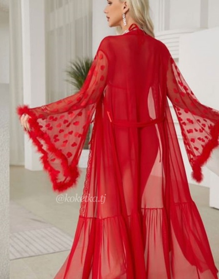 Полупрозрачный халат с перьями на рукавах