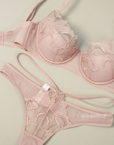 Бюстгальтер с трусиками стринг