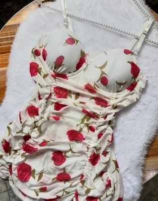 Соблазнительное платье с цветочным принтом