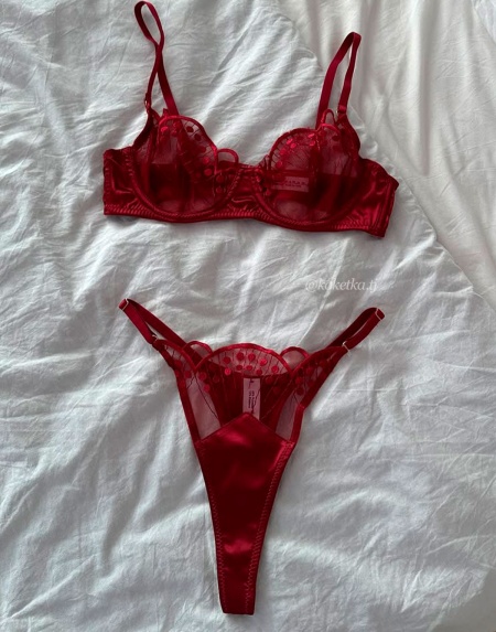 Бюстгальтер с трусиками стринг