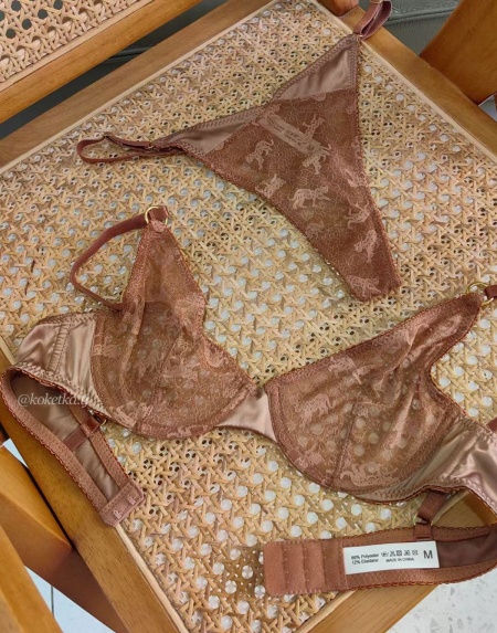 Бюстгальтер с трусиками стринг