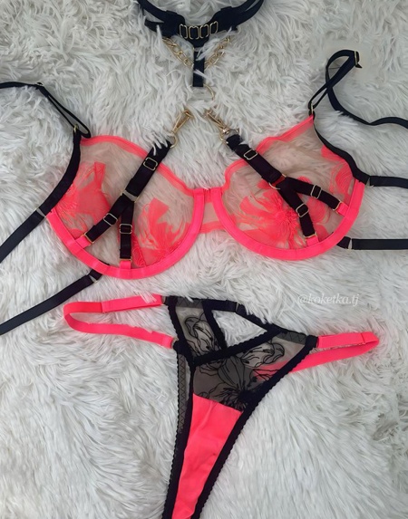 Соблазнительный комплект белья с чокером