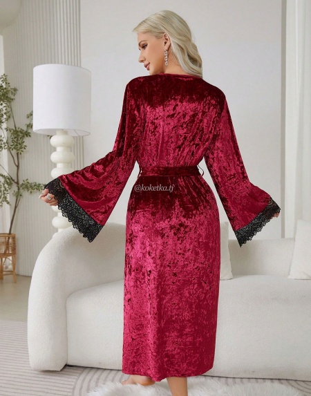 Велюровый халат с кружевом