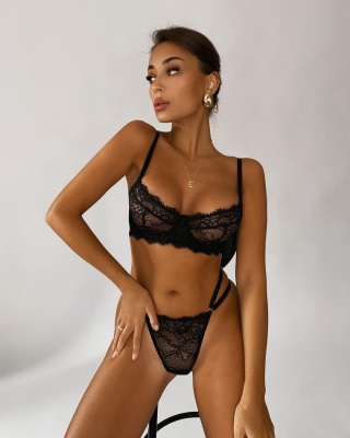 Соблазнительный комплект белья со съемным чокером и поясом