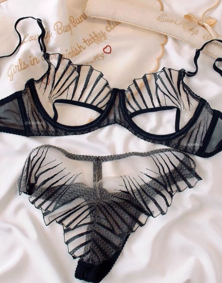 Бюстгальтер с трусиками бразилиана