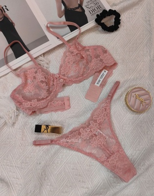 Бюстгальтер с трусиками стринг