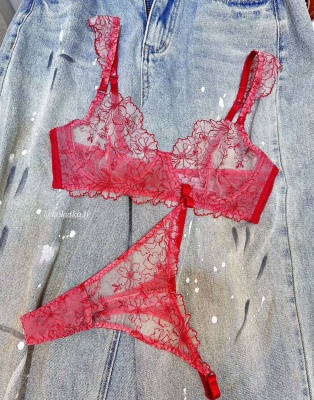 Бюстгальтер с трусиками стринг