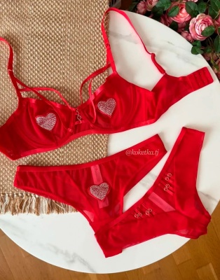 Бюстгальтер с трусиками бразилиана