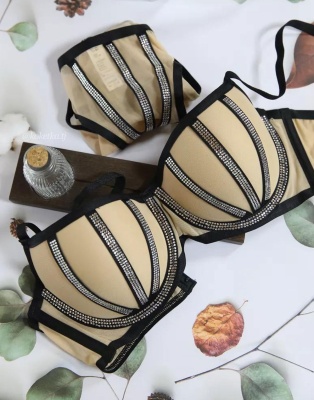 Бюстгальтер с трусиками (пуш-ап)