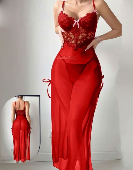 Нежная сорочка с глубокими разрезами