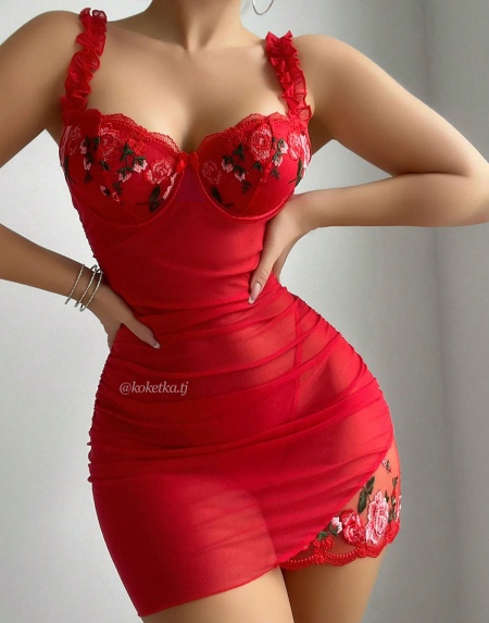 Соблазнительное платье с цветочной вышивкой