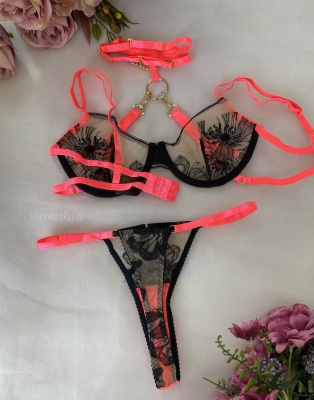 Соблазнительный комплект белья с чокером