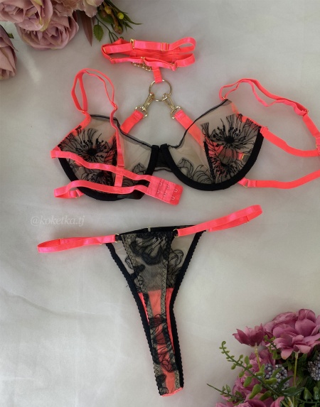 Соблазнительный комплект белья с чокером