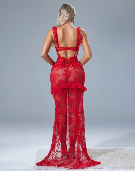 Соблазнительная сорочка с глубоким разрезом