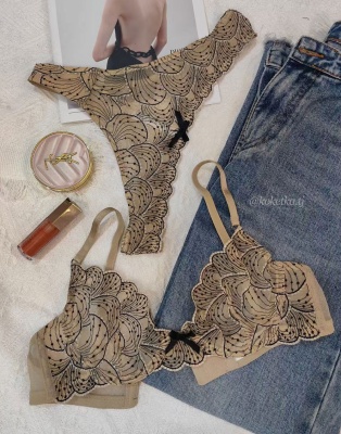 Бюстгальтер с трусиками стринг