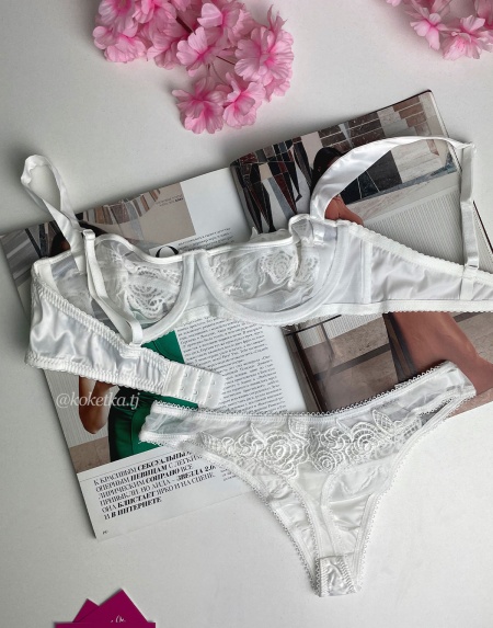 Бюстгалтер с трусиками стринг