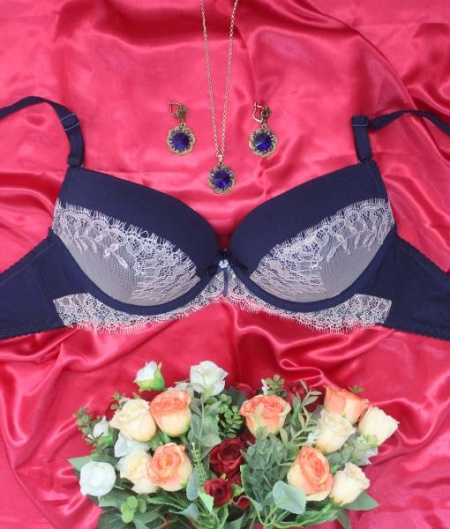 Бюстгальтер с нежным гипюром