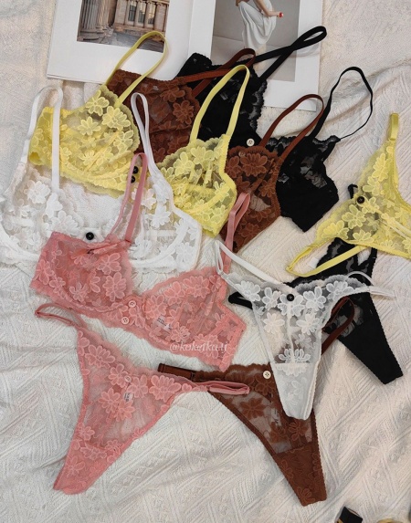 Бюстгальтер с трусиками стринг