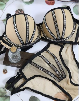 Бюстгальтер с трусиками (пуш-ап)