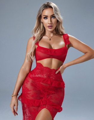 Соблазнительная сорочка с глубоким разрезом