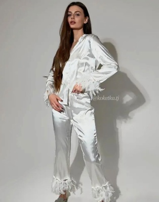 Рубашка и штаны с перьями