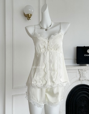 Нежный комплект из атласа