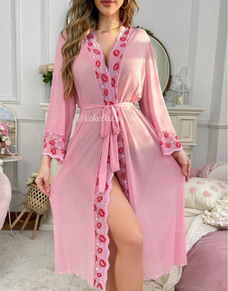 Соблазнительный комплект белья с халатом