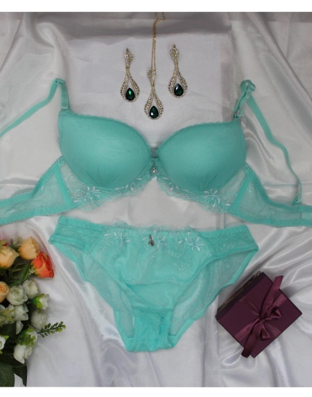 Бюстгальтер с трусиками (пуш-ап)