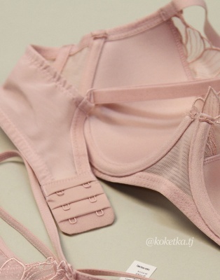 Бюстгальтер с трусиками стринг