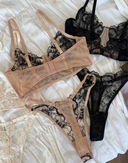 Бюстгальтер с трусиками стринг