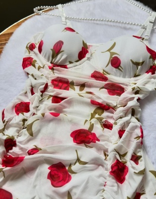 Соблазнительное платье с цветочным принтом